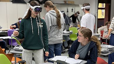 Lernen im Team: Schülerinnen erkunden gemeinsam virtuelle Strukturen und bearbeiten das Anatomie-Quiz.