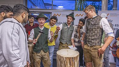 Später am Abend standen noch typisch bayerische Spiele auf dem Programm, wie beispielsweise das Nagelstock-Spiel