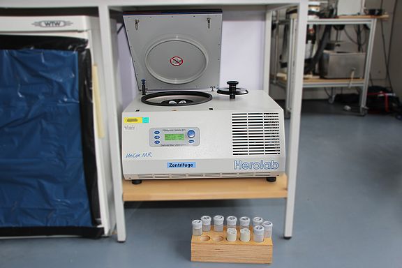 Die Hochleistungszentriefuge trennt Fest- und Trübstoffe aus Flüssigkeiten voneinander.