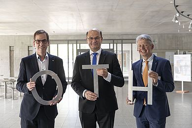 Ralph Schneider, Albert Füracker und Clemens Bulitta halten die OTH-Buchstaben in den Händen