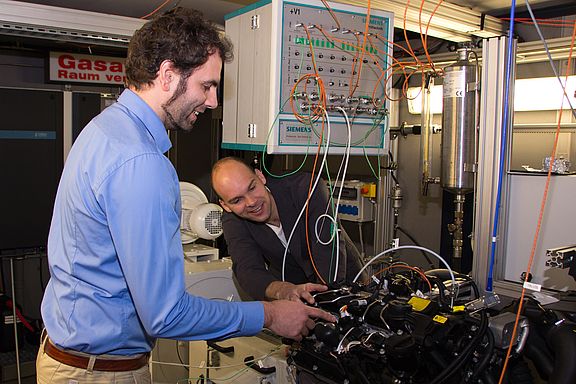 In Prüfzelle 3 werden verschiedene Untersuchungen an Motoren durchgeführt.