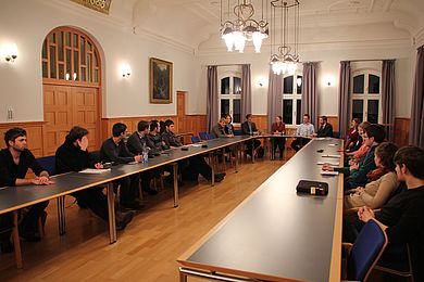 Mit der neuen Informationsreihe „Karriere-Gespräche“, die der Studien- und Career Service organisiert, erhalten die Studierenden in der Abschlussphase die Möglichkeit, sich mit dem Übertritt ins Berufsleben auseinanderzusetzen und vorzubereiten. Di