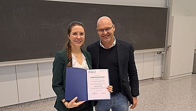 Prof. Dr. Dr. Theresa Götz gemeinsam mit ihrem Betreuer Prof. Dr. Georg Schett bei der Übergabe der Habilitationsurkunde