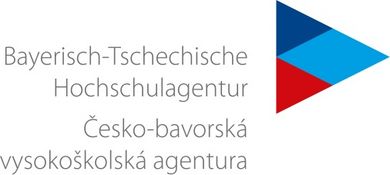 Das Logo der Bayerisch-Tschechischen Hochschulagentur mit Schriftzug in Deutsch und Tschehisch