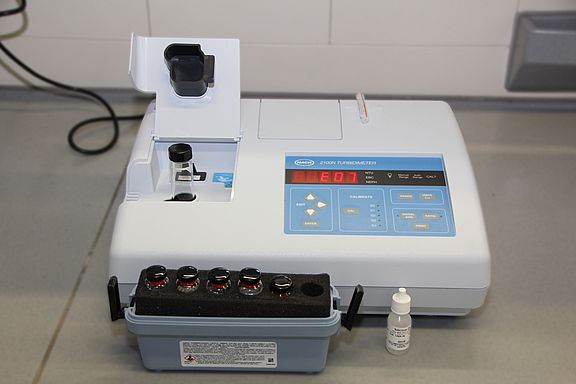 Mit einem Turbidimeter kann die Trübung wässriger Medien bestimmt werden.