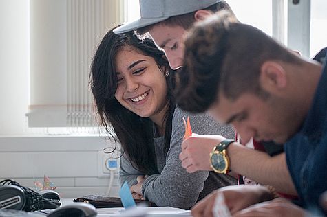 Integration kreativ Teilnehmer beim Origami Falten
