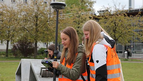 Schülerinnen gehen beim Workshop "GPS und virtuelle 3D-Welten" auf Schnitzeljagd