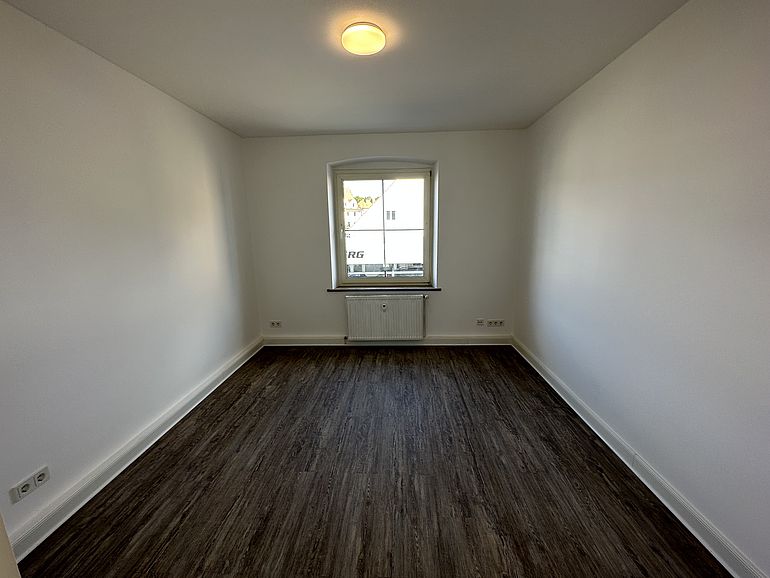 Helles Zimmer mit neuem Boden