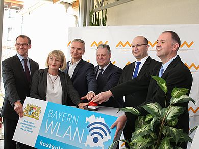 Die Beteiligten drücken auf den roten Freischalteknopf