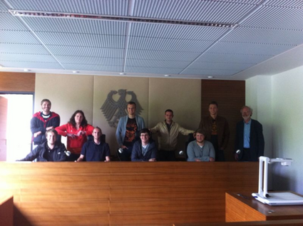 Studierende des Studiengangs Patentingenieurswesen mit Vorsitzendem Richter am Bundespatentgericht a. D. Dipl.-Ing. Werner Bertl in einem Sitzungssaal des Bundespatentgerichts