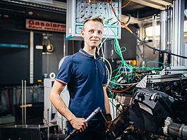 Student mit Drehmomentschlüssel