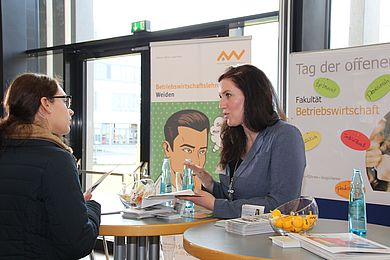 Infostand der Fakultät Betriebswirtschaft