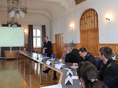 Vizepräsident Müller stellt die Hochschule vor