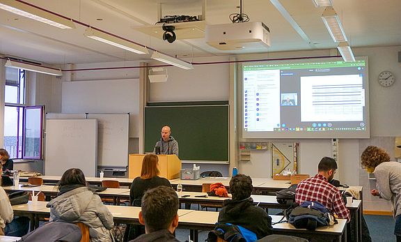 Professor spricht vor Studierenden