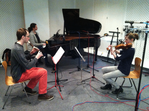 Adela Solarova (Klavier), Martin Lyko und Magdalena Urban (Violine) im Tonstudio