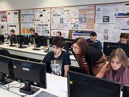 Professor Dr. rer. nat. Versch erklärt einem Studierenenden im Patentrechercheraum 