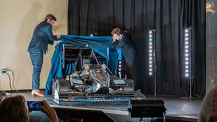 Rennwagen wird aufgedeckt