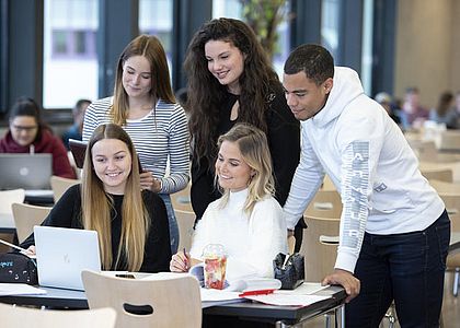 [Translate to Englisch:] Studierende bei Projektarbeit