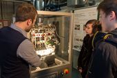 Interessiert lassen sich die beiden Schüler einen Motor von Laboringenieur Julius Seidler erklären.