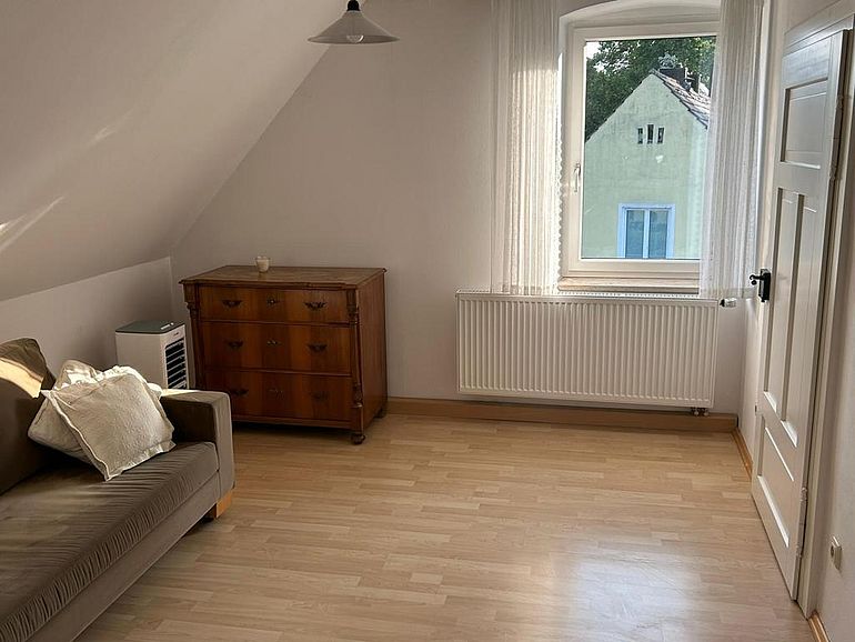 Zimmer Großes 21-m²-Zimmer in einer 3er-WG in Neustadt an der Waldnaab, frei ab 1. September 2026. 330 € inklusive Nebenkosten, 200 € Kaution. Bushaltestelle nach Weiden direkt vor der Haustür.