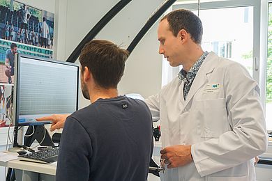 Prof. Dr. med. Christian Schmidkonz und Laboringenieur Christopher Fleischmann anlaysieren die ersten Ergebnisse