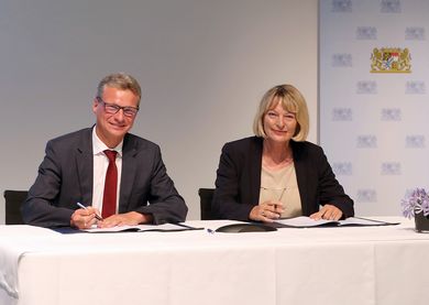 Andrea Klug und Staatsminister Bernd Sibler unterschreiben die Zielvereinbarungen