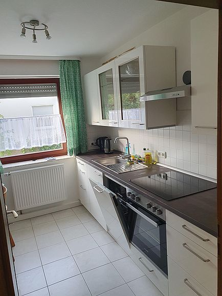 Küche mit Spülmaschine, Backofen, Kühl-Gefrierkombi