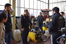 Studierende beim Workshop zum Thema Reifenmontage