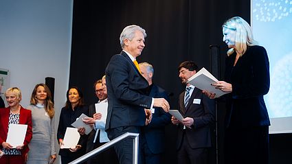 Urkundenübergabe an Prof. Dr. med. Clemens Bulitta