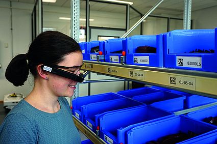 Studentin mit VR-Brille