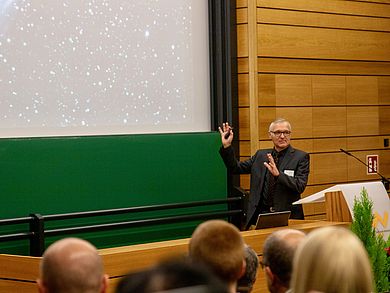 Prof. Dr. Matthias Mändl nahm die TeilnehmerInnen mit auf eine Reise durch fremde Welten und weit entfernte Galaxien. Prof. Dr. Matthias Mändl nahm die TeilnehmerInnen mit auf eine Reise durch fremde Welten und weit entfernte Galaxien.