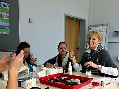 Monika Kainz, Diabetes-Assistentin DDG, führte durch den Prozess der Blutzuckermessung.