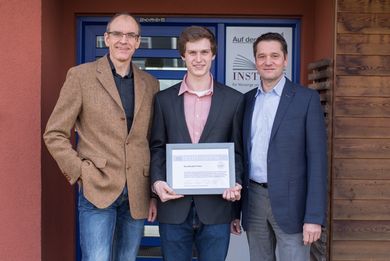 Übergabe des IVFP-Stipendiums: Prof. Dr. Thomas Dommermuth, Alexander Fischer, Prof. Michael Hauer