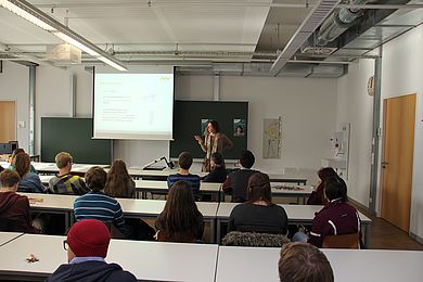 Im Rahmen eines Hochschultages besuchten  40 Schülerinnen und Schüler der 11. Klasse des Augustinus Gymnasiums in Weiden in Begleitung ihres Lehres Dr. Ludwig Bauernfeind die OTH Amberg-Weiden, Standort Amberg.