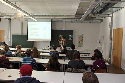 Im Rahmen eines Hochschultages besuchten  40 Schülerinnen und Schüler der 11. Klasse des Augustinus Gymnasiums in Weiden in Begleitung ihres Lehres Dr. Ludwig Bauernfeind die OTH Amberg-Weiden, Standort Amberg.