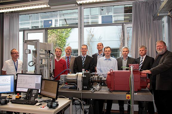 Vertreter der Hochschule mit Sponsoren vor dem neuen Prüfstand