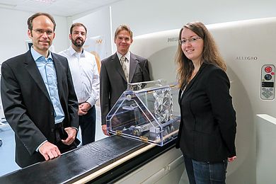 Bei der Präsentation des Teststandes für aktive Implantate, von links nach rechts: Gregor Schaefers und Dr. Jörg Seehafer, MR:comp GmbH; Prof. Dr. Ralf Ringler und Karina Schuller, OTH Amberg-Weiden