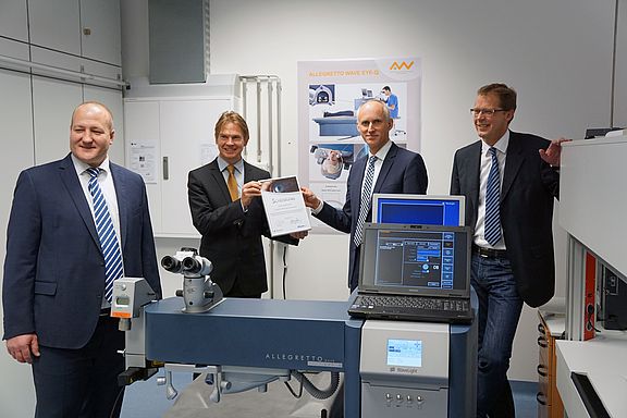 Übergabe der Schenkung: Thomas Auer, Leiter Technisches Marketing und Dokumentation der WaveLight GmbH, Prof. Dr. Ralf Ringler, Studiengang Medizintechnik, Martin Reichelt, Geschäftsführer der WaveLight GmbH, und Prof. Dr. Franz Magerl, Dekan der Fakul