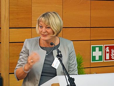 Prof. Dr. Andrea Klug, Präsidentin der OTH Amberg-Weiden, eröffnete den Abend.