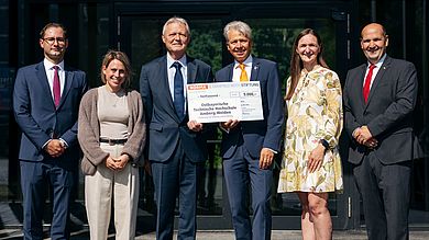 Die Manfred-Roth-Stiftung des NORMA-Gründers übergibt auch dieses Jahr einen Spende zur Förderung des dualen Studiums an die OTH Amberg-Weiden (v.L.): Peter Bock (Verkaufsleiter bei NORMA), Marina Retzer-Reil (OTH Amberg-Weiden), Anton Gleixner (Niederlassungsleiter NORMA Regenstauf), Hochschulpräsident Prof. Dr. Clemens Bulitta, Anja Wurdack (OTH Amberg-Weiden) und Lars Sikkes (Bereichsleitung für Aus- und Fortbildung bei NORMA)