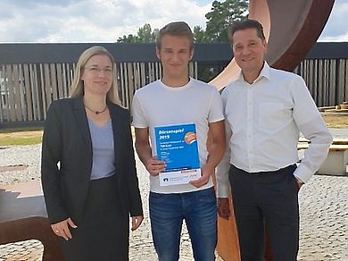 V.l.n.r: Katrin Fiedler von der Volksbank Raiffeisenbank Nordoberpfalz, Leonard Denk, Prof. Michael Hauer