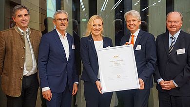 Gruppenfoto mit Vertreter der Firma Nabaltec und Urkunde