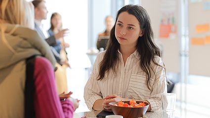 Alina Debelko unterstützt ukrainischen Studieninteressierten sich ein Leben in Deutschland und an der OTH Amberg-Weiden aufzubauen