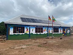 Die Grundschule mit der installierten PV-Anlage bei Tag