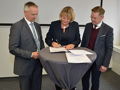 Vertrag wird unterschrieben