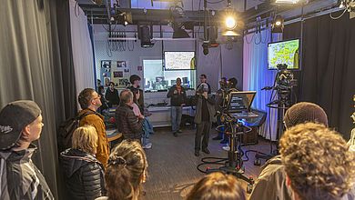 Interessierte im TV-Studio