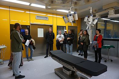 Auch in den Reinraum am Standort Weiden, in dem Studierende und Wissenschaftlerinnen und Wissenschaftler forschen, durften sie einen Blick werfen