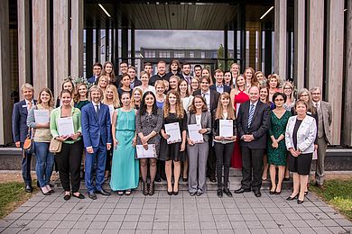 Absolventinnen und Absolventen des Bachelorstudiengangs Internationales Technologiemanagement und des Masterstudiengangs Interkulturelles Unternehmens- und Technologiemanagement Absolventinnen und Absolventen des Bachelorstudiengangs Internationales Technologiemanagement und des Masterstudiengangs Interkulturelles Unternehmens- und Technologiemanagement