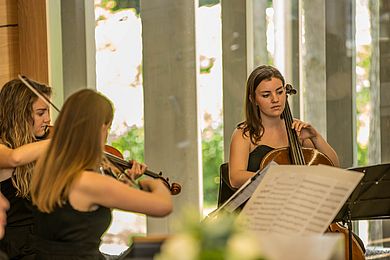 Musikalisch umrahmt wurde die Feier vom Streicherinnen-Terzett Rosemann und vom Streichquartett des Max-Reger-Gymnasiums in Amberg. 