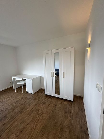 Wohn- und Schlafbereich mit Schreibtisch